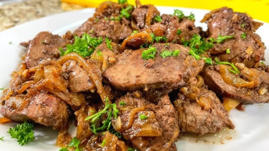 Печінка на сковороді з цибулею та сметаною: найсмачніший рецепт