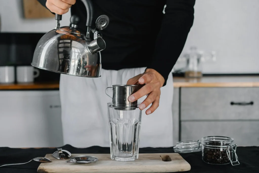 Як швидко позбутися накипу в чайнику: простий метод без лимонної кислоти