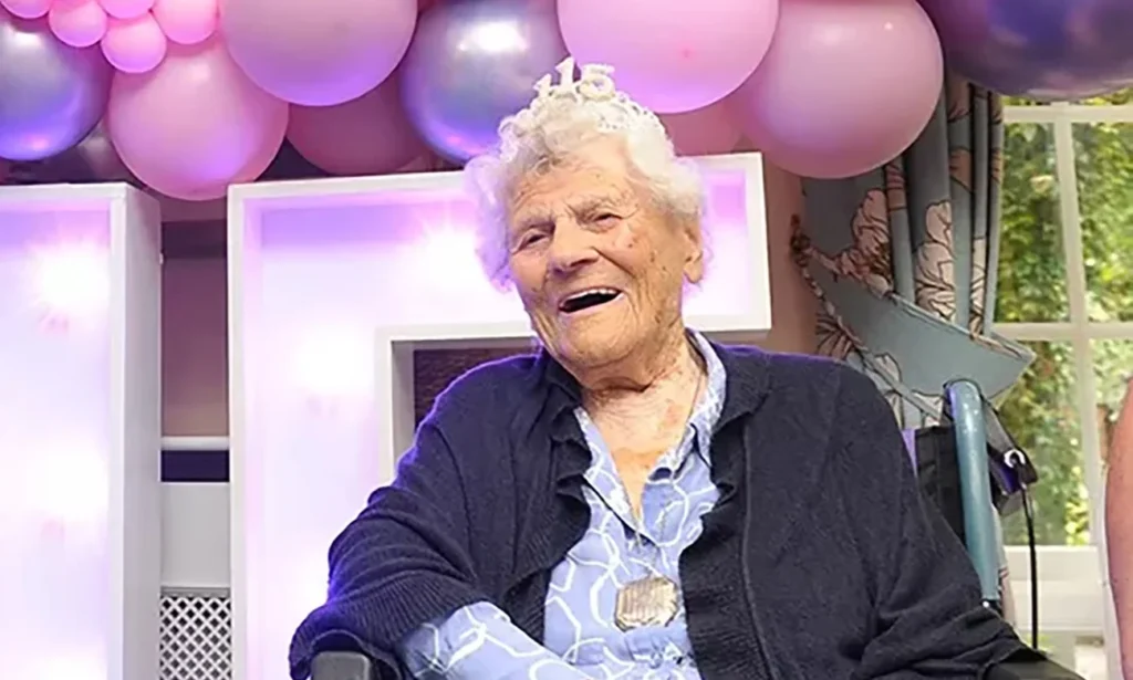 Етель Катерхем каже, що в неї є принцип «ніколи ні з ким не сперечатися». Фото: Hallmark Luxury Care Homes/Facebook