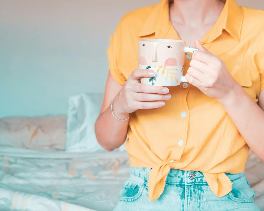 Чому не варто переодягатися в домашній одяг одразу після повернення додому