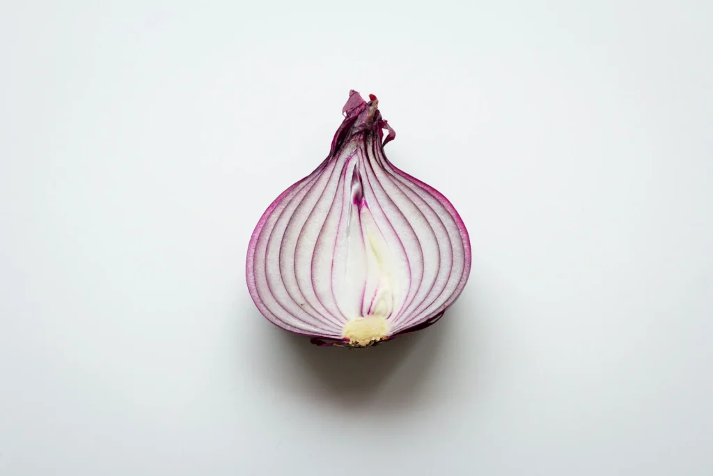 Навіщо досвідчені господині натирають усі столові прилади цибулею