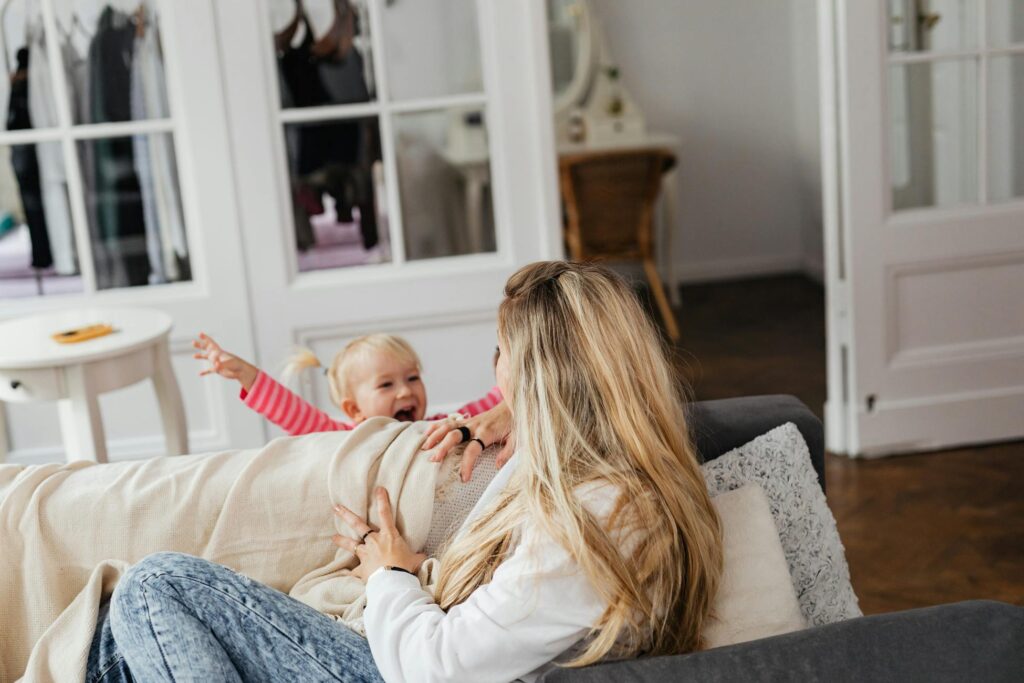 Ідеальні батьки — вигадка: як це прагнення руйнує сімейні стосунки Зображення до статті від Photo By: Kaboompics.com