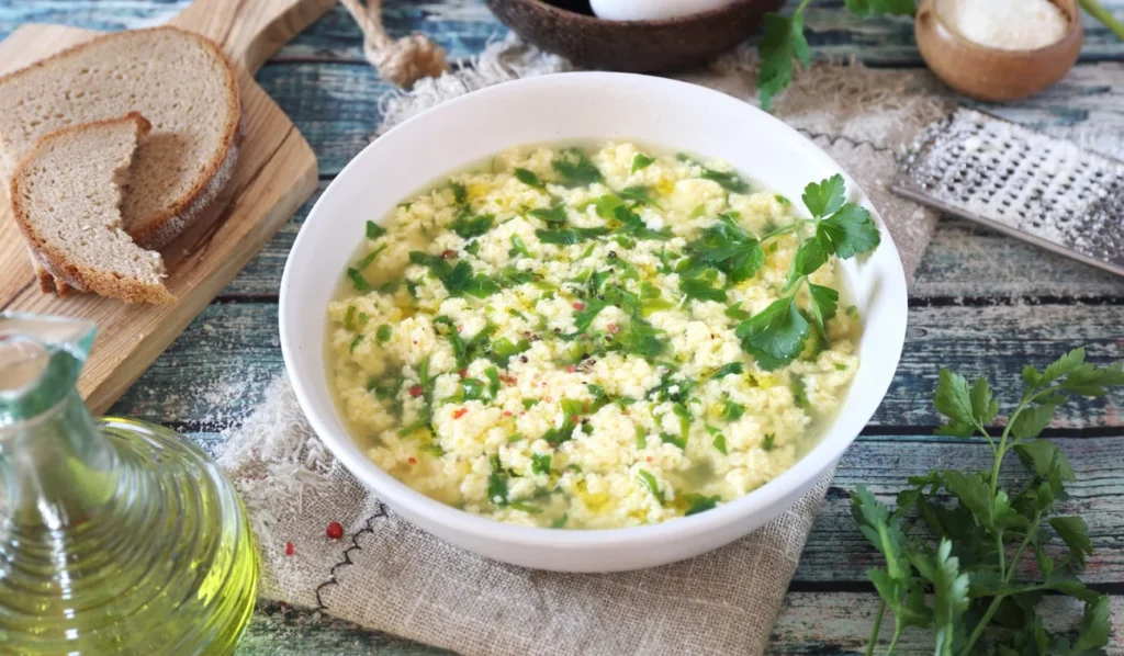 Вечеря за 10 хвилин: як приготувати італійський суп «Страчателла»