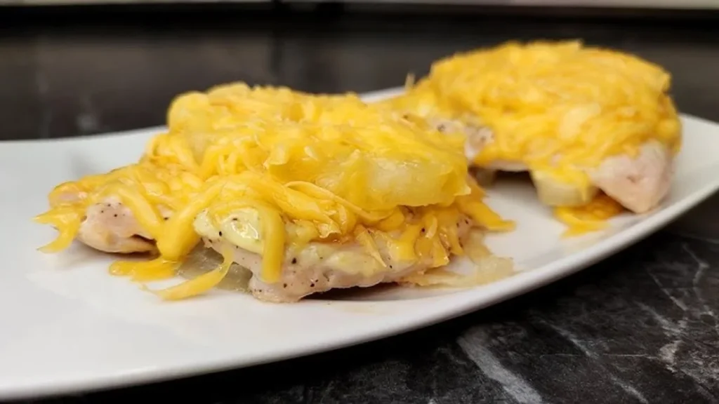 Секрет соковитого мʼяса по-французьки: що класти під сир, щоб воно тануло в роті