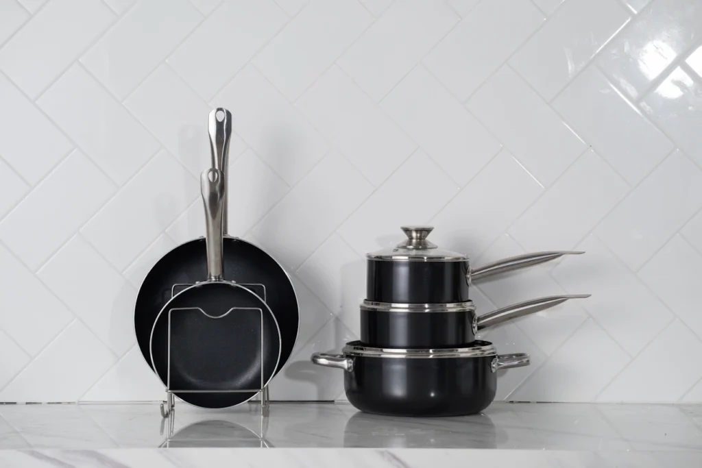 Навіщо насправді отвір у сковороді: неочевидна функція Зображення до статті від Cooker King