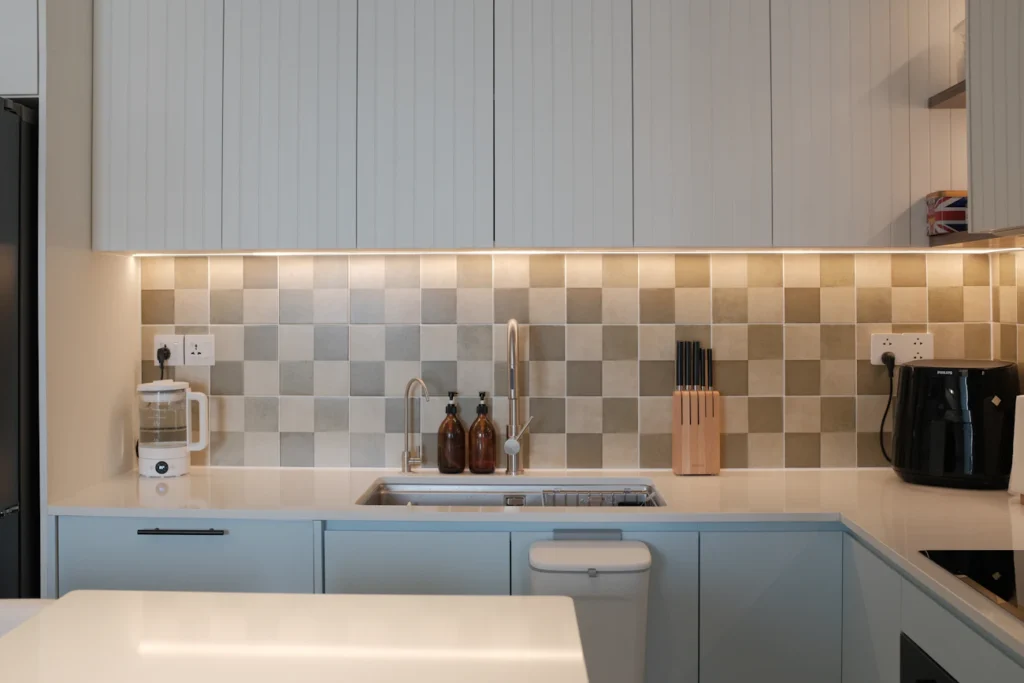 Як відмити кухонні шафи без зусиль Зображення до статті від Huy Phan