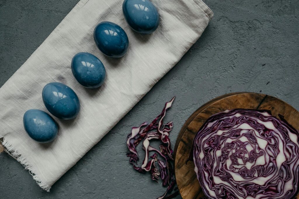 Викиньте хімію! Як пофарбувати яйця тим, що є на кухні Зображення до статті від Polina ⠀