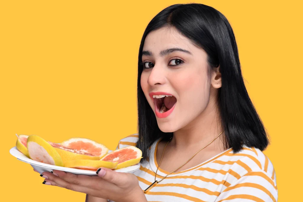 Десерт, що перетворює живіт на барабан: чому фрукти не дружать з м’ясом Зображення до статті від Fotos